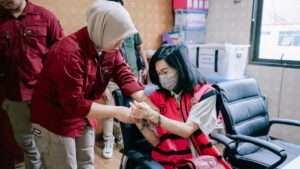 KEJAGUNG MenyerahKan 2 Tersangka dan Barang Bukti Tahap II Gratifikasi Ronald Tannur