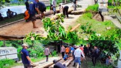 Urat Nadi Konawe-Koltim Lumpuh! Pondasi Jembatan Ambekairi Ambruk, Kapolres Noer Alam Turunkan Personel Bikin Jembatan Kelapa