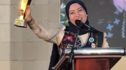Raih Penghargaan, Ketua TP PKK Konawe Hj. Hania Dedikasikan Piala untuk Tim: ‘Sosok Bupati Yusran Akbar, Selalu Dukung Program’
